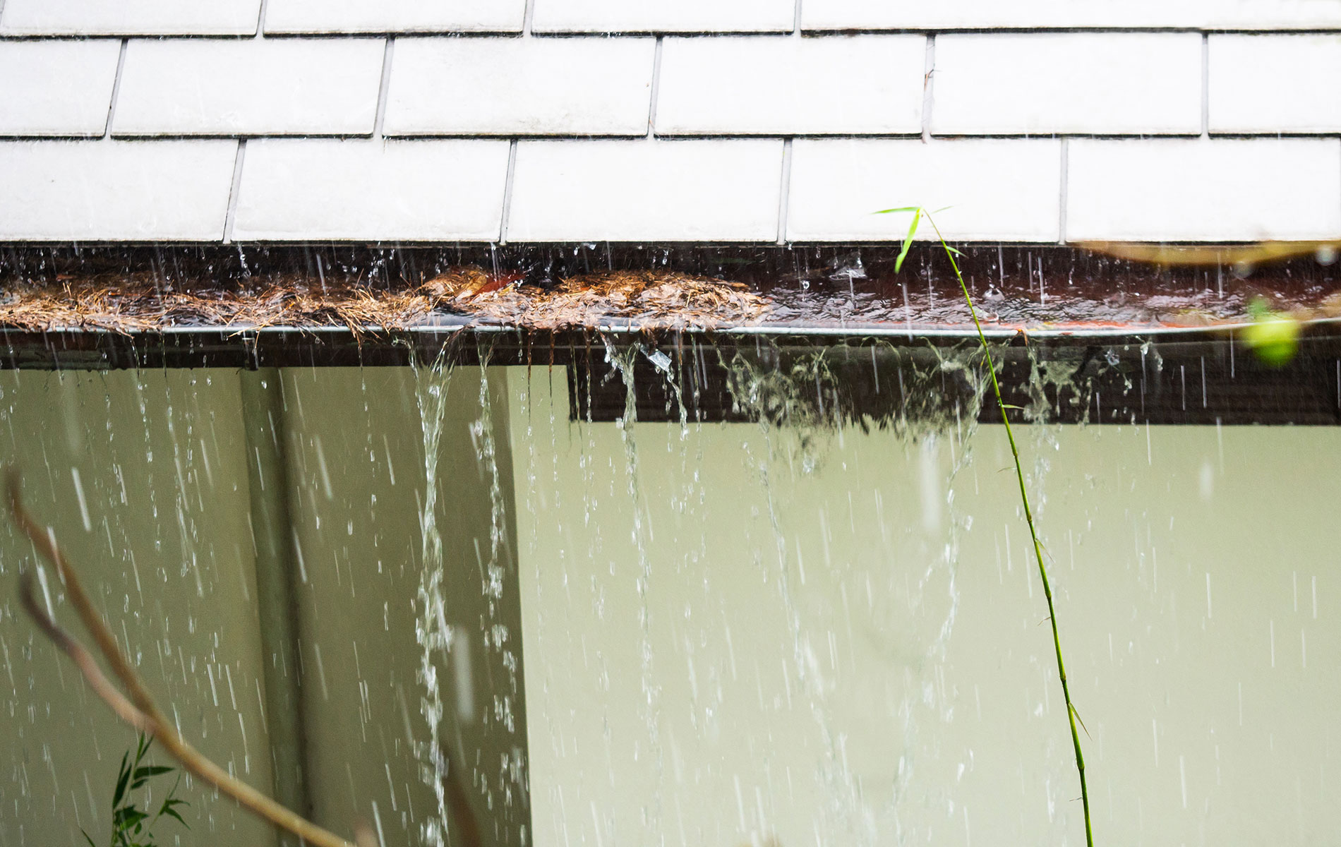 SkyVac-Pro-Elite-Blocked-Gutter-Cleaning-Vacuum-system-precision-monitor-cleaning-by-Ian-Bull-Ltd-Window-Cleaning-Contractors-Hampshire